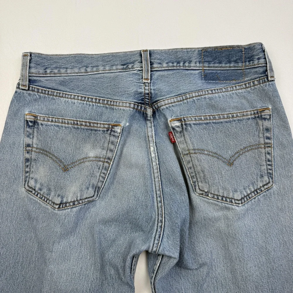 Vintage Levis 501 Y2K Jeans Mens 33x32 Light Wash Blue Button Fly Denim 90s